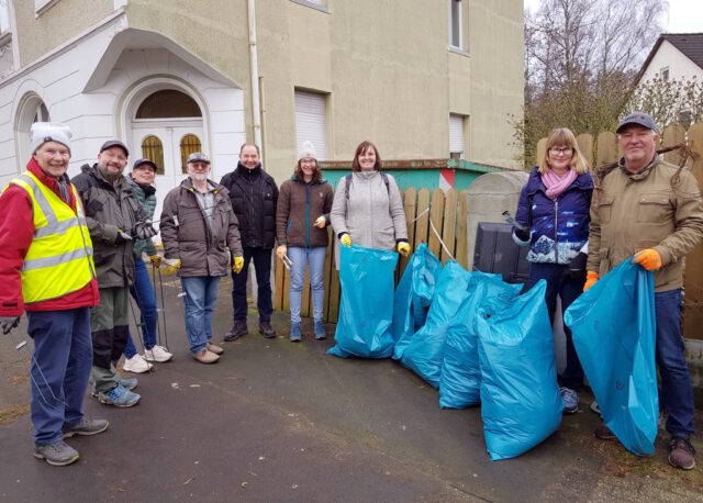 Am vergangenen Samstag hat der NABU Stadtverband Solingen gemeinsam mit den Ohligser Jongens und der Oase Ohligs Ost Müll gesammelt. (Foto: © NABU Solingen)