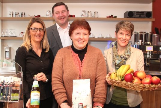 Sie sind auf die 1. Nachhaltigkeitskonferenz in Solingen gespannt und gehen im Café Kontor im Rathaus bereits mit gutem Beispiel und nachhaltigen Produkten voran: v.li. Servicemitarbeiterin Barbara Omachel, Oberbürgermeister Tim Kurzbach, Annette Rabbach vom Immobilienmanagament der Stadt Solingen und die städtische Nachhaltigkeitsbeauftrage Ariane Bischoff. (Foto: © B. Glumm)