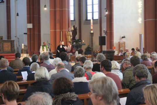 Rund 250 Menschen kamen am Freitagabend in die Clemenskirche, um dort den Eröffnungsgottesdienst anlässlich der 4. Solinger Krichennacht zu feiern. (Foto: © Bastian Glumm)