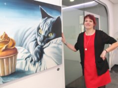 Die Solinger Künstlerin Nadine Gabriel stellt insgesamt 24 ihrer Bilder in den Räumen der Sparkassen-Geschäftsstelle Central aus. (Foto: © Bastian Glumm)