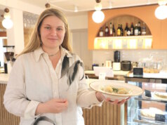 Olha Kmet hat vor kurzem das "Nashe Café" in der Monheimer Altstadt eröffnet. Die Ukrainerin bietet eine ganze Reihe Spezialitäten aus ihrer Heimat an. (Foto: © Bastian Glumm)