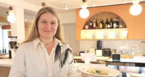 Olha Kmet hat vor kurzem das "Nashe Café" in der Monheimer Altstadt eröffnet. Die Ukrainerin bietet eine ganze Reihe Spezialitäten aus ihrer Heimat an. (Foto: © Bastian Glumm)