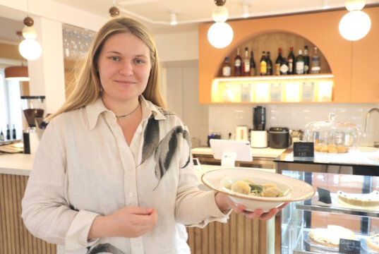 Olha Kmet hat vor kurzem das "Nashe Café" in der Monheimer Altstadt eröffnet. Die Ukrainerin bietet eine ganze Reihe Spezialitäten aus ihrer Heimat an. (Foto: © Bastian Glumm)