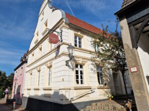 Olha Kmet hat vor kurzem das "Nashe Café" in der Monheimer Altstadt eröffnet. Die Ukrainerin bietet eine ganze Reihe Spezialitäten aus ihrer Heimat an. (Foto: © Bastian Glumm)