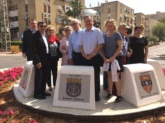 Im Vordergrund: v.li Bernd Krebs, Vorsitzender des Freundeskreises Ness Ziona/Solingen, Bürgermeister Ernst Lauterjung und die städtische Partnerschaftsbeauftragte Sofia Thives-Kurenbach. (Foto: © Stadt Solingen)