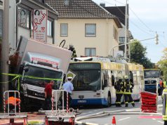 Auf der Neuenhofer Straße ereignete sich am Montagmorgen ein schwerer Unfall: Ein 70-jähriger Tankwagen-Fahrer verlor die Kontrolle über sein Fahrzeug, kam nach rechts von der Fahrbahn ab und prallte dort gegen einen stehenden Umzugswagen und einen vollbesetzten Linienbus. Der 70-Jährige verstarb später im Krankenhaus. (Foto: © SolingenMagazin)