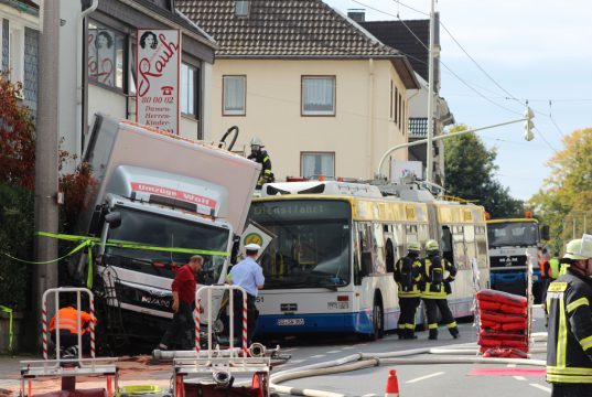 Auf der Neuenhofer Straße ereignete sich am Montagmorgen ein schwerer Unfall: Ein 70-jähriger Tankwagen-Fahrer verlor die Kontrolle über sein Fahrzeug, kam nach rechts von der Fahrbahn ab und prallte dort gegen einen stehenden Umzugswagen und einen vollbesetzten Linienbus. Der 70-Jährige verstarb später im Krankenhaus. (Foto: © SolingenMagazin)