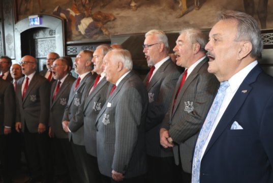 Die Männer der "Wupperhofer" gaben auf dem Neujahrsempfang der Bezirksvertretung Burg/Höhscheid einiges Liedgut zum Besten. Auch Bezirksbürgermeister Axel Birkenbeul (re., SPD) sang kräftig mit. (Foto: © Bastian Glumm)