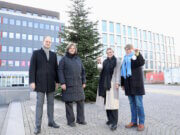 Von links: Dr. Guido Eusani und Nicole von Mueller (Mitteschmiede), Lorena Glatz (Stadt-Sparkasse Solingen) und Ulrike Kilp (Diakonie Solingen) vor dem erstmals auf dem Neumarkt aufgestellten Weihnachtsbaum. (Foto: © Bastian Glumm)