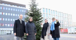 Von links: Dr. Guido Eusani und Nicole von Mueller (Mitteschmiede), Lorena Glatz (Stadt-Sparkasse Solingen) und Ulrike Kilp (Diakonie Solingen) vor dem erstmals auf dem Neumarkt aufgestellten Weihnachtsbaum. (Foto: © Bastian Glumm)