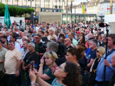 Einen Tag nach dem heimtückischen Messer-Attentat am Fronhof fand am Samstagabend auf dem Neumarkt ein Trauergedenken statt. Rund 1.500 Menschen nahmen daran teil. (Foto: © Stadt Solingen)