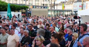 Einen Tag nach dem heimtückischen Messer-Attentat am Fronhof fand am Samstagabend auf dem Neumarkt ein Trauergedenken statt. Rund 1.500 Menschen nahmen daran teil. (Foto: © Stadt Solingen)