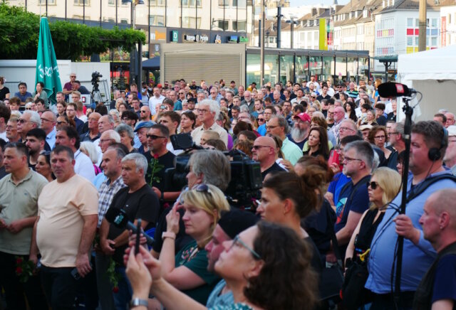 Einen Tag nach dem heimtückischen Messer-Attentat am Fronhof fand am Samstagabend auf dem Neumarkt ein Trauergedenken statt. Rund 1.500 Menschen nahmen daran teil. (Foto: © Stadt Solingen)