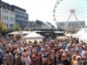 Stadtfeste und Großveranstaltungen ziehen in Solingen regelmäßig viele Menschen an. Zur Unterstützung der gestiegenen Sicherheitsanforderungen stellt die Stadt 2026 finanzielle Mittel in Höhe von 300.000 Euro bereit. (Archivfoto: © Bastian Glumm)