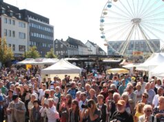 Stadtfeste und Großveranstaltungen ziehen in Solingen regelmäßig viele Menschen an. Zur Unterstützung der gestiegenen Sicherheitsanforderungen stellt die Stadt 2026 finanzielle Mittel in Höhe von 300.000 Euro bereit. (Archivfoto: © Bastian Glumm)