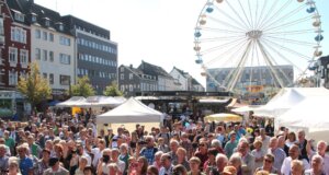 Stadtfeste und Großveranstaltungen ziehen in Solingen regelmäßig viele Menschen an. Zur Unterstützung der gestiegenen Sicherheitsanforderungen stellt die Stadt 2026 finanzielle Mittel in Höhe von 300.000 Euro bereit. (Archivfoto: © Bastian Glumm)