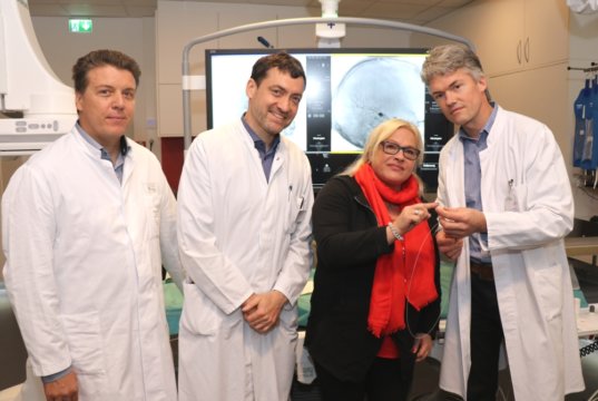 Andrea Kutscha litt unter einer Hirnblutung, die von den Spezialisten des Neurozentrums Solingen effektiv behandelt wurde: v.li. Privatdozent Dr. Ralf Buhl, Chefarzt der Klinik für Neurochirurgie im Klinikum, Prof. Dr. Marcel Dihné, Chefarzt Neurologie der St. Lukas Klinik und Dr. Hannes Nordmeyer, Leiter der Neuroradiologie der radprax an der Schwanenstraße. (Foto: © Bastian Glumm)