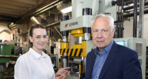 Niegeloh: ein Solinger Traditionshaus im Wandel Vom Rohstahl zum fertigen Etui: Geschäftsführer Torsten Korb und Julia Nippes (Head of Sales) mit einem Niegeloh-Maniküre-Set vor einer Presse in der Solinger Produktion. (Foto: © Bastian Glumm)