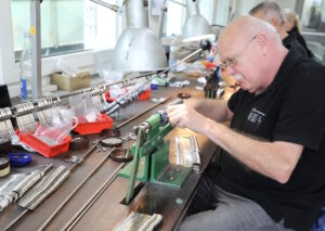Handarbeit als Markenzeichen: An der Beethovenstraße werden die Scheren von Hand gerichtet, montiert und geprüft, bevor sie das Haus verlassen. (Foto: © Bastian Glumm)