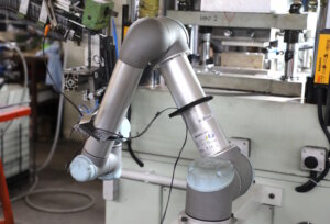 Tradition trifft Technik: Ein Cobot unterstützt die Fertigung bei Niegeloh, Teil der schrittweisen Automatisierung in der Solinger Produktion. (Foto: © Bastian Glumm)