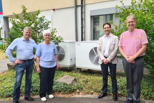 Freuen sich über einen nachhaltige Dialyseversorgung für die Region Solingen: v.li. Dr. med. Stephan Dicke, Christina Fago-Hermes (beide Nierenzentrum Solingen), Kai Goetze, Geschäftsführer Krankenhaus Bethanien und Dr. med. Christoph Zwernemann (Nierenzentrum Solingen). (Foto: © Diakonie Bethanien)
