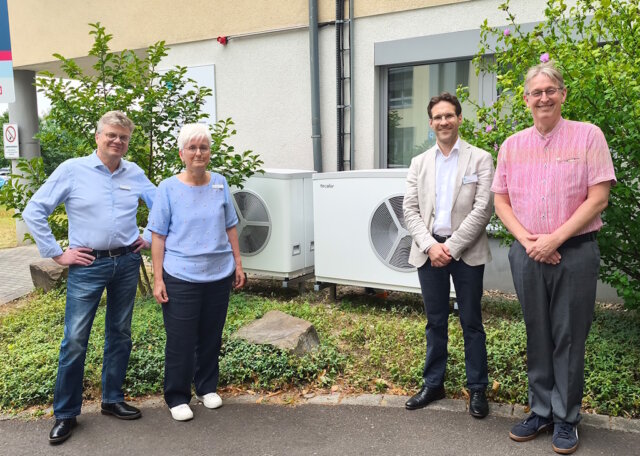 nierenzentrum-solingen-bethanien Freuen sich über einen nachhaltige Dialyseversorgung für die Region Solingen: v.li. Dr. med. Stephan Dicke, Christina Fago-Hermes (beide Nierenzentrum Solingen), Kai Goetze, Geschäftsführer Krankenhaus Bethanien und Dr. med. Christoph Zwernemann (Nierenzentrum Solingen). (Foto: © Diakonie Bethanien)