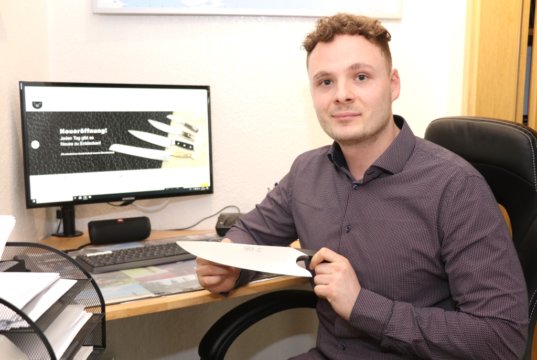 Der 23-jährige Niklas Rottner bietet auf seiner Homepage klassische Solinger Stahlwaren zum Verkauf an. Kunden hat er bereits auf der ganzen Welt. (Foto: © Bastian Glumm)