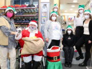Nikolaus "Felix" sorgte am Montag im Sanitätshaus Köppchen für gute Laune, das auch bei den Mitarbeiterinnen und Mitarbeitern. (Foto: © Bastian Glumm)