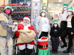 Nikolaus "Felix" sorgte am Montag im Sanitätshaus Köppchen für gute Laune, das auch bei den Mitarbeiterinnen und Mitarbeitern. (Foto: © Bastian Glumm)