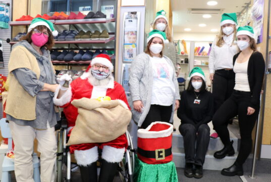 Nikolaus "Felix" sorgte am Montag im Sanitätshaus Köppchen für gute Laune, das auch bei den Mitarbeiterinnen und Mitarbeitern. (Foto: © Bastian Glumm)