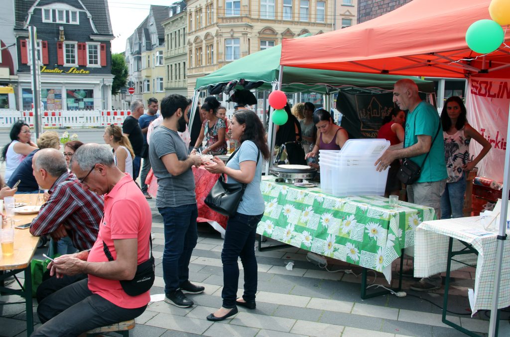 Am Samstag lockte das 11. Nordstadtfest zahlreiche Besucher auf den Rathausplatz. Dort präsentierte sich der Stadteil von seiner Schokoladenseite. (Foto: © B. Glumm)