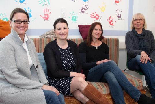 Ziehen in Sachen Notschlafstelle an einem Strang: v.li. Tanja Isphording, 1. Vorsitzende des Fördervereins, Ursula Linda Kurzbach, Botschafterin des Fördervereins, Monika Hackbarth, Leiterin Notschlafstelle und Christine Range, Kassiererin des Fördervereins. (Foto: © B. Glumm)