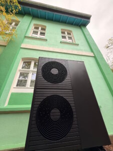 Die Luft-Wasser-Wärmepumpe an der Außenfassade des historischen Gebäudes: unauffällig integriert und technisch so ausgelegt, dass sie die vorhandene Gebäudesubstanz effizient nutzt. (Foto: © NRG)