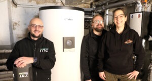 Sind zufrieden: Kastriot Salihu (li.) mit Christina und Tobias Clauberg im Heizungskeller ihres Hauses an der Friedrich-Wilhelm-Straße in Solingen, wo die NRG Heatpumps GmbH das neue Wärmepumpensystem geplant und umgesetzt hat. (Foto: © Bastian Glumm)