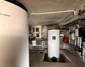 Blick in den Heizungskeller des Hauses an der Friedrich-Wilhelm-Straße: Speicher, Hydraulik und Regeltechnik bilden das Herzstück des neuen Heizkonzepts, das NRG System Consulting individuell für den Altbau entwickelt hat. (Foto: © NRG)