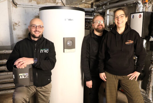 Sind zufrieden: Kastriot Salihu (li.) mit Christina und Tobias Clauberg im Heizungskeller ihres Hauses an der Friedrich-Wilhelm-Straße in Solingen, wo die NRG Heatpumps GmbH das neue Wärmepumpensystem geplant und umgesetzt hat. (Foto: © Bastian Glumm)