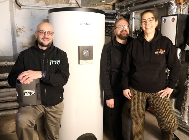 Sind zufrieden: Kastriot Salihu (li.) mit Christina und Tobias Clauberg im Heizungskeller ihres Hauses an der Friedrich-Wilhelm-Straße in Solingen, wo die NRG Heatpumps GmbH das neue Wärmepumpensystem geplant und umgesetzt hat. (Foto: © Bastian Glumm)