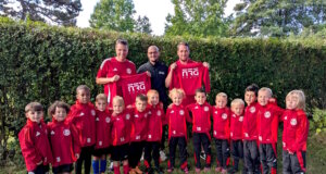 Die G2-Jugend des Post SV Solingen präsentiert stolz ihre neue Teamkleidung – gesponsert von der NRG GROUP. (Foto: © Post SV Solingen)