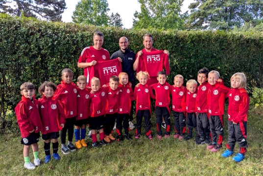 Die G2-Jugend des Post SV Solingen präsentiert stolz ihre neue Teamkleidung – gesponsert von der NRG GROUP. (Foto: © Post SV Solingen)