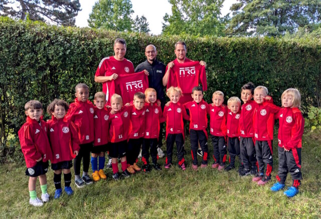 nrg-post-sv-trikots Die G2-Jugend des Post SV Solingen präsentiert stolz ihre neue Teamkleidung – gesponsert von der NRG GROUP. (Foto: © Post SV Solingen)