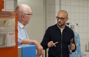 Kastriot Salihu, Geschäftsführer von NRG System Consulting, im Gespräch mit einem Kunden bei der Bestandsaufnahme vor Ort – technische Analyse und Beratung gehören zum Kern seiner Arbeit. (Foto: © NRG)