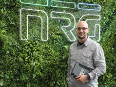 Solinger Ingenieurbüro NRG treibt die energetische Sanierung voran Kastriot Salihu, Gründer und Geschäftsführer von NRG System Consulting, im Studio 39 in Solingen. Das Ingenieurbüro verbindet Energieberatung, Planung und Gebäudetechnik zu ganzheitlichen Lösungen für energieeffiziente Gebäude. (Foto: © Bastian Glumm)