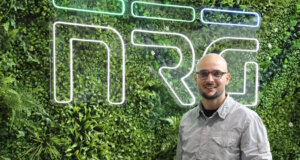 Solinger Ingenieurbüro NRG treibt die energetische Sanierung voran Kastriot Salihu, Gründer und Geschäftsführer von NRG System Consulting, im Studio 39 in Solingen. Das Ingenieurbüro verbindet Energieberatung, Planung und Gebäudetechnik zu ganzheitlichen Lösungen für energieeffiziente Gebäude. (Foto: © Bastian Glumm)