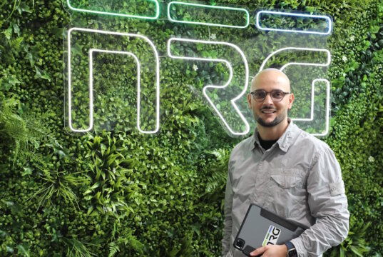 Kastriot Salihu, Gründer und Geschäftsführer von NRG System Consulting, im Studio 39 in Solingen. Das Ingenieurbüro verbindet Energieberatung, Planung und Gebäudetechnik zu ganzheitlichen Lösungen für energieeffiziente Gebäude. (Foto: © Bastian Glumm)