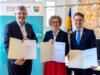 Solingen: Rathaus testet KI‑Verwaltungsassistenz NRW.Genius Ina Scharrenbach, Ministerin für Heimat, Kommunales, Bau und Digitalisierung des Landes Nordrhein-Westfalen, Dr. Dirk Weckendrup (li.), Vizepräsident von IT.NRW, und Solingens Oberbürgermeister Daniel Flemm unterzeichnen die Vereinbarung zur Teilnahme am KI-Pilotprojekt „NRW.Genius“. (Foto: © Stadt Solingen)