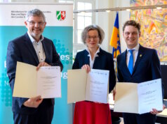Solingen: Rathaus testet KI‑Verwaltungsassistenz NRW.Genius Ina Scharrenbach, Ministerin für Heimat, Kommunales, Bau und Digitalisierung des Landes Nordrhein-Westfalen, Dr. Dirk Weckendrup (li.), Vizepräsident von IT.NRW, und Solingens Oberbürgermeister Daniel Flemm unterzeichnen die Vereinbarung zur Teilnahme am KI-Pilotprojekt „NRW.Genius“. (Foto: © Stadt Solingen)