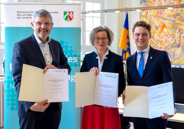 nrw-genius-ki-verwaltung-flemm Ina Scharrenbach, Ministerin für Heimat, Kommunales, Bau und Digitalisierung des Landes Nordrhein-Westfalen, Dr. Dirk Weckendrup (li.), Vizepräsident von IT.NRW, und Solingens Oberbürgermeister Daniel Flemm unterzeichnen die Vereinbarung zur Teilnahme am KI-Pilotprojekt „NRW.Genius“. (Foto: © Stadt Solingen)