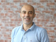 Dr. Alessandro Becciu gründete das Startup Nuraxys: Mit KI will er für mehr Sicherheit im ÖPNV sorgen – aktuell nimmt er am Programm Bergsteiger-Accelerator von Solingen.Business teil. (Foto: © Bastian Glumm)