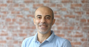 Dr. Alessandro Becciu gründete das Startup Nuraxys: Mit KI will er für mehr Sicherheit im ÖPNV sorgen – aktuell nimmt er am Programm Bergsteiger-Accelerator von Solingen.Business teil. (Foto: © Bastian Glumm)