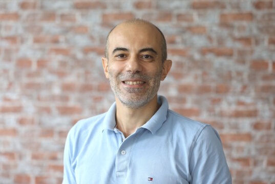 Dr. Alessandro Becciu gründete das Startup Nuraxys: Mit KI will er für mehr Sicherheit im ÖPNV sorgen – aktuell nimmt er am Programm Bergsteiger-Accelerator von Solingen.Business teil. (Foto: © Bastian Glumm)